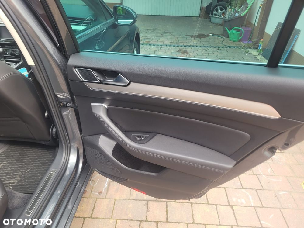 Volkswagen Passat 2.0 TDI SCR DSG Comfortline - 24