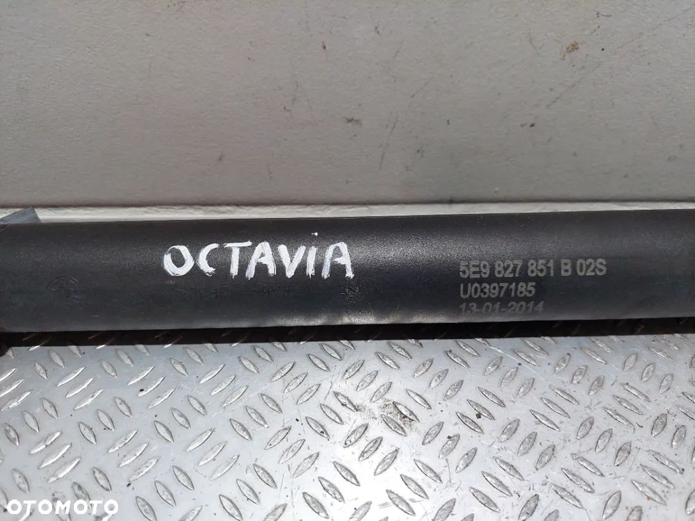 SIŁOWNIK KLAPY BAGAŻNIKA ELEKTRYCZNY LEWY, PRAWY SKODA OCTAVIA III R2014 NR 5E9827851B, 5E9827852B - 3