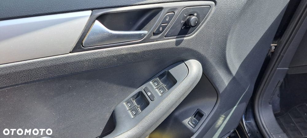 Volkswagen Jetta 1.6 TDI Comfortline - 28