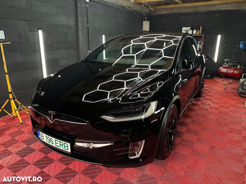 Tesla Model X - 13