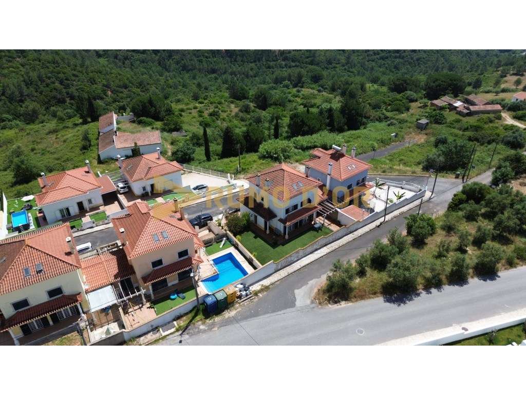 Viva com Conforto! Moradia T4 com Jardim e Espaço Exterior em Alenquer - Grande imagem: 2/31