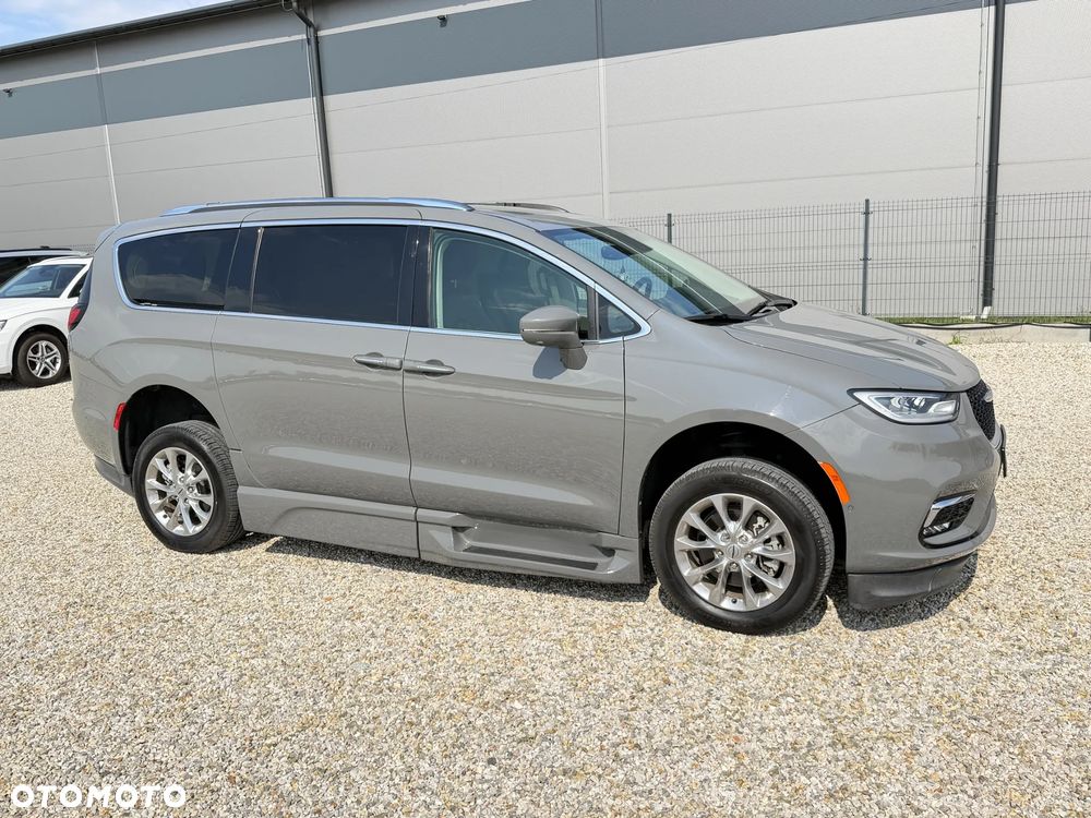 Chrysler Pacifica - 16