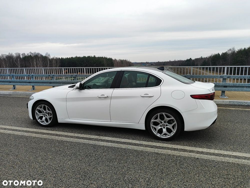 Alfa Romeo Giulia 2.0 Turbo 16V AT8-Q4 Ti - 9
