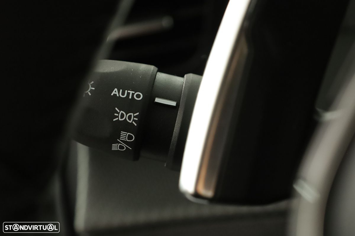Peugeot 2008 1.2 PureTech Allure EAT8 - 17