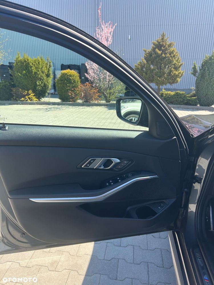 BMW Seria 3 330i M Sport - 14