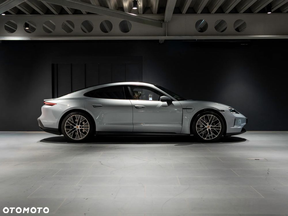 Porsche Taycan 4 - 6