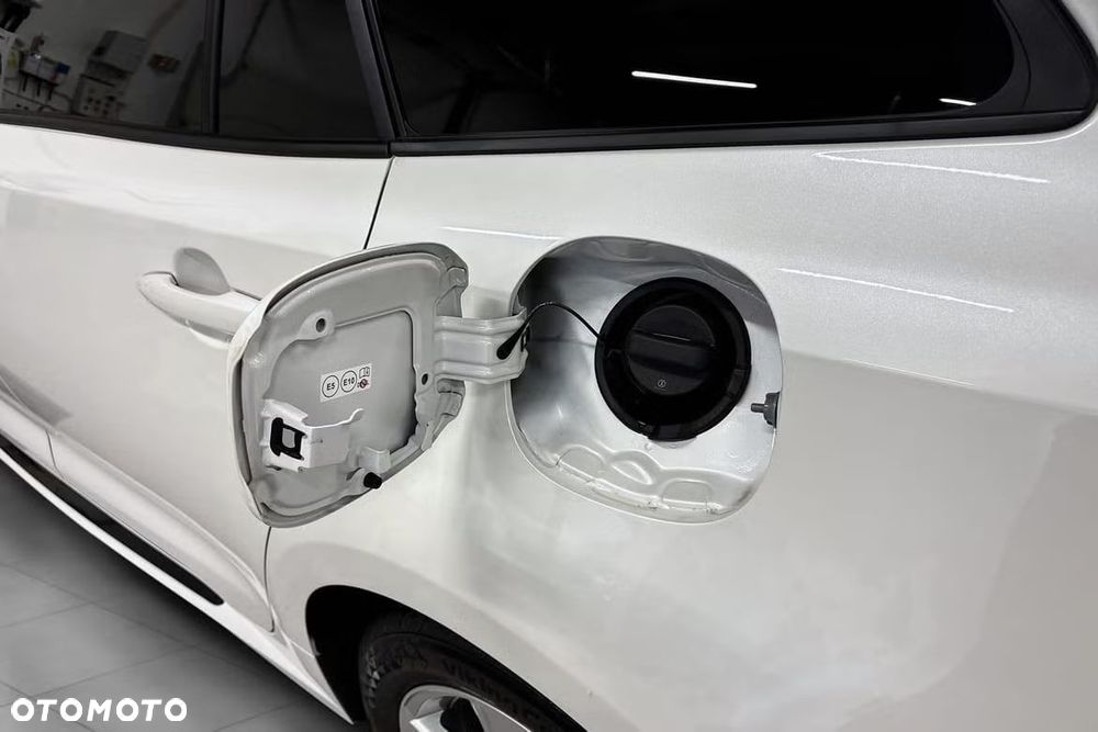 Toyota Corolla 1.8 Hybrid Team Deutschland - 8