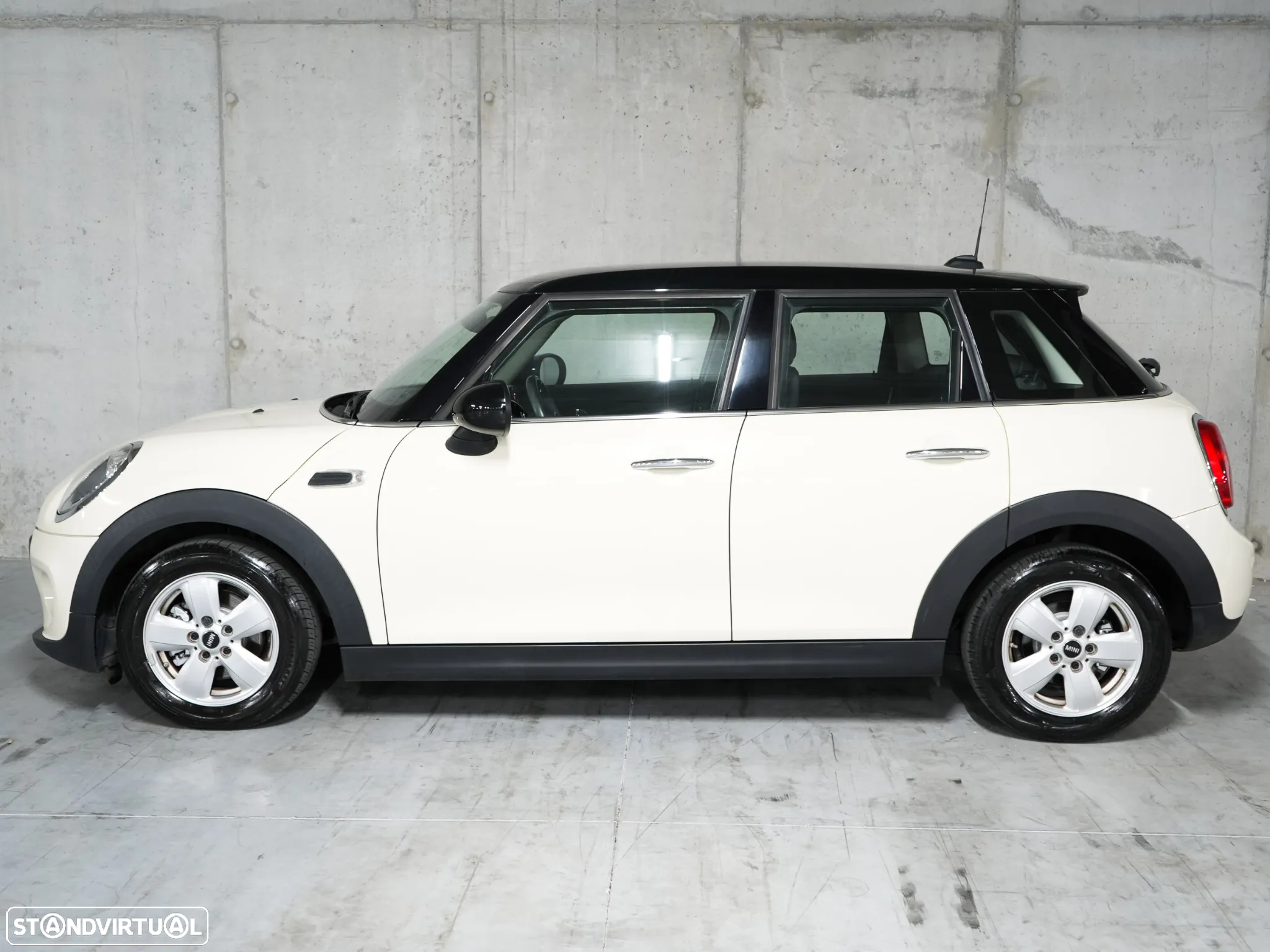 MINI 5 Portas Cooper D Auto - 2