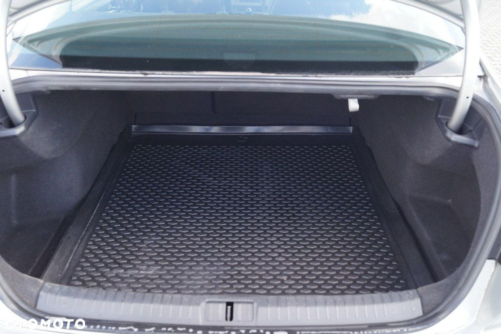 Volkswagen Passat - 12