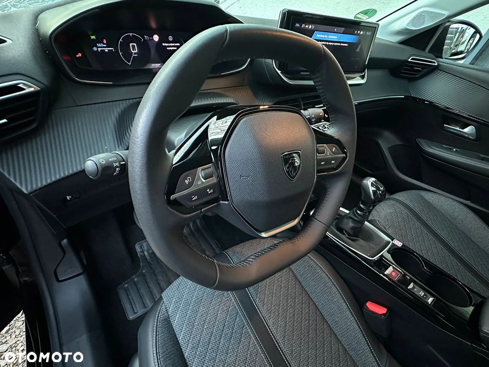 Peugeot 208 - 8