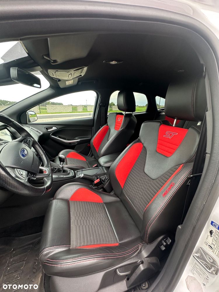 Ford Focus 2.0 EcoBoost ST - 11