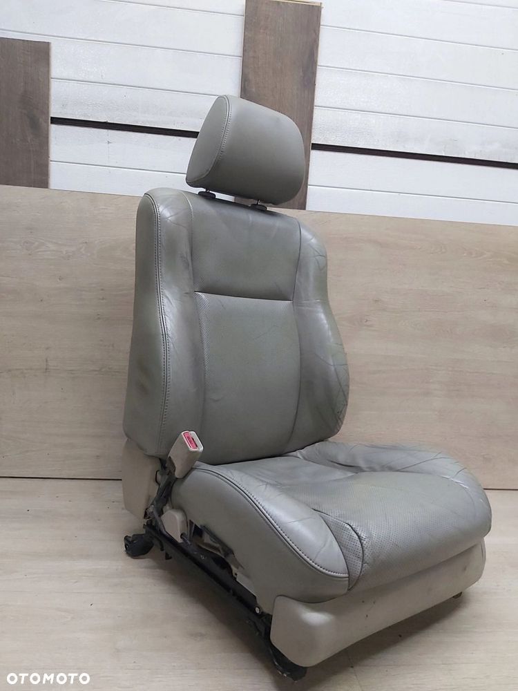 TOYOTA Avensis T25 fotel lewy skóra jasna fotel kierowcy EU - 7