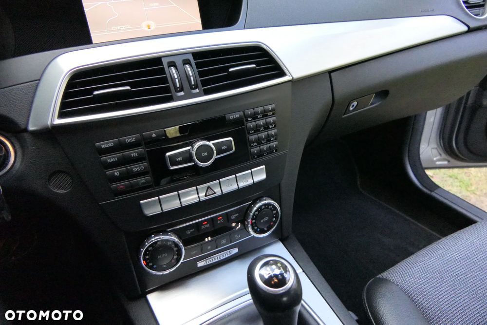 Mercedes-Benz Klasa C 180 CGI BlueEff Avantgarde - 23