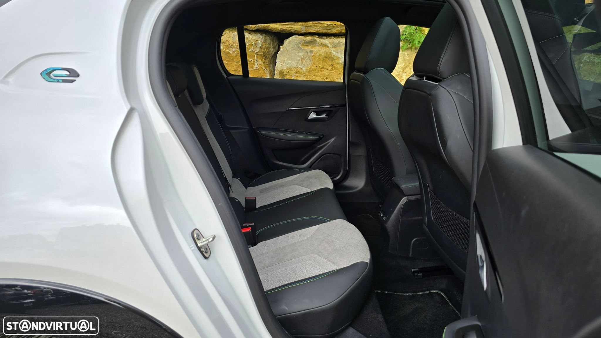 Peugeot e-208 GT - 53