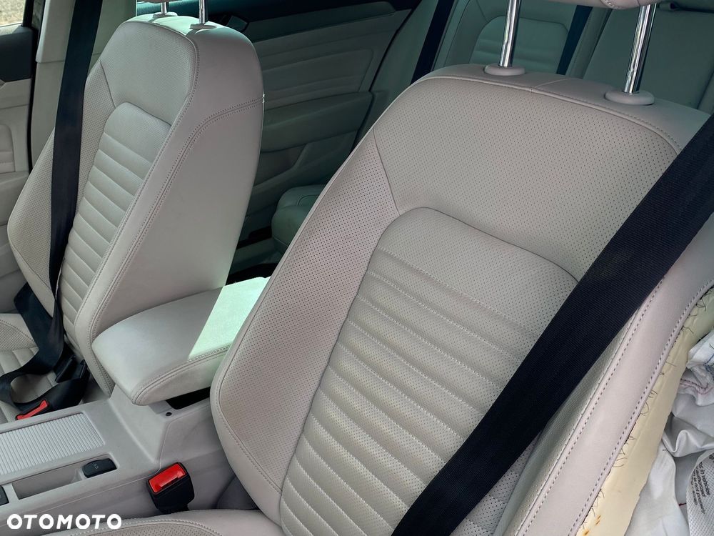 Volkswagen Passat 2.0 TDI Elegance DSG - 23