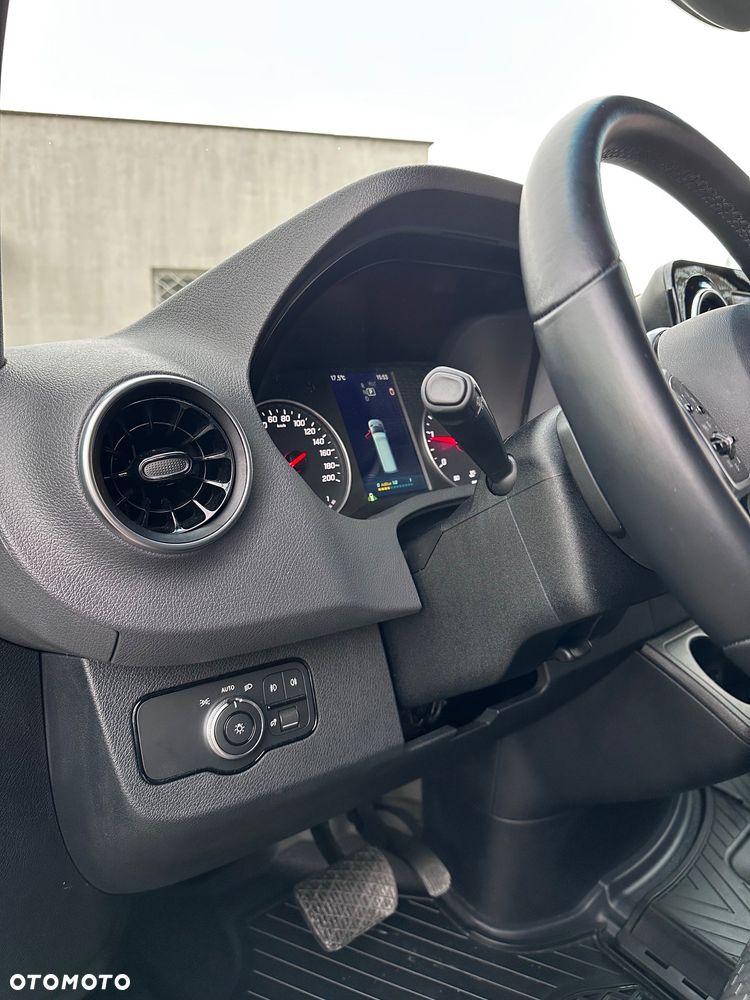 Mercedes-Benz Sprinter - 12