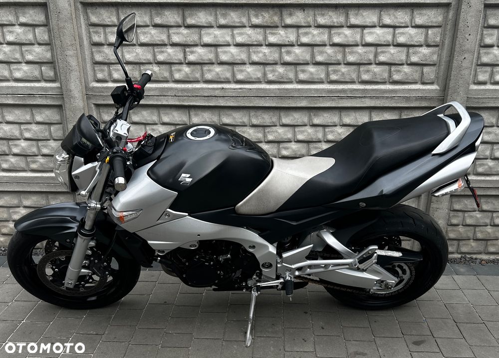 Suzuki GSR - 12
