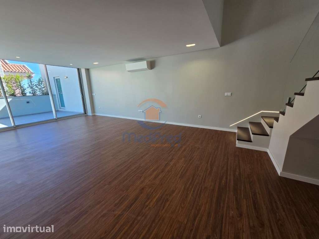 Moradia T3+1 NOVA, com Rooftop de 45 m2 | Famões, Odivelas - Grande imagem: 2/47