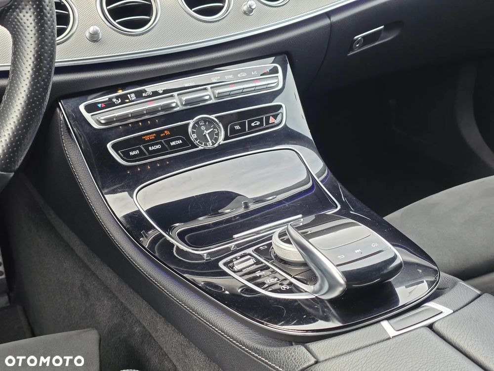 Mercedes-Benz Klasa E 200 4Matic 9G-TRONIC AMG Line - 24