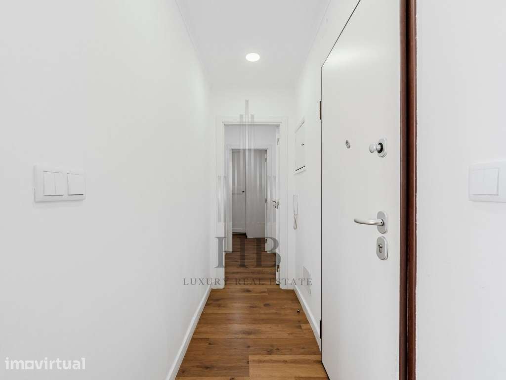 T2 Moderno e Remodelado com Varanda Fechada | Fogueteiro|Seixal - Grande imagem: 2/23