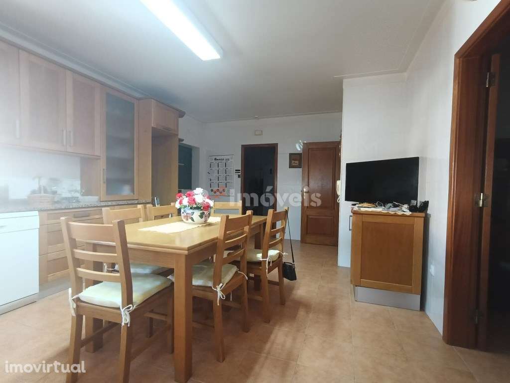 Moradia T4 de sonho com 3 pisos, Piscina de Água Salgada e Garagem ... - Grande imagem: 2/3