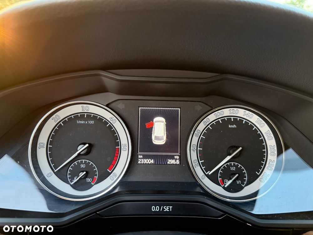 Skoda Superb 2.0 TDI L&K DSG - 13