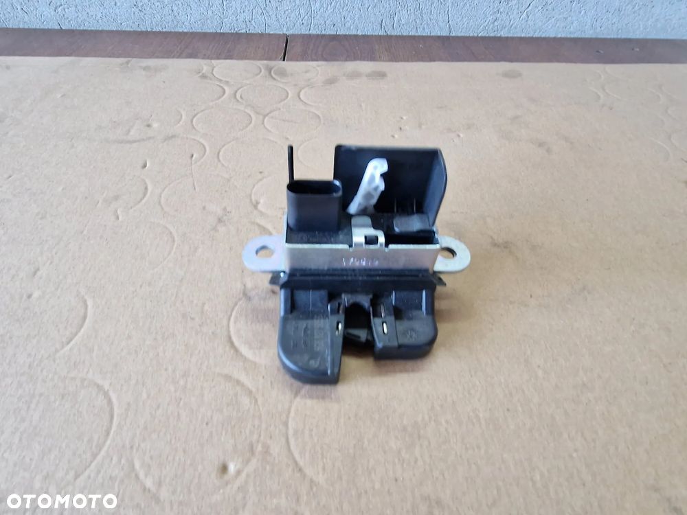 ZAMEK TYLNEJ KLAPY VW GOLF VII 5Q6827505B - 2
