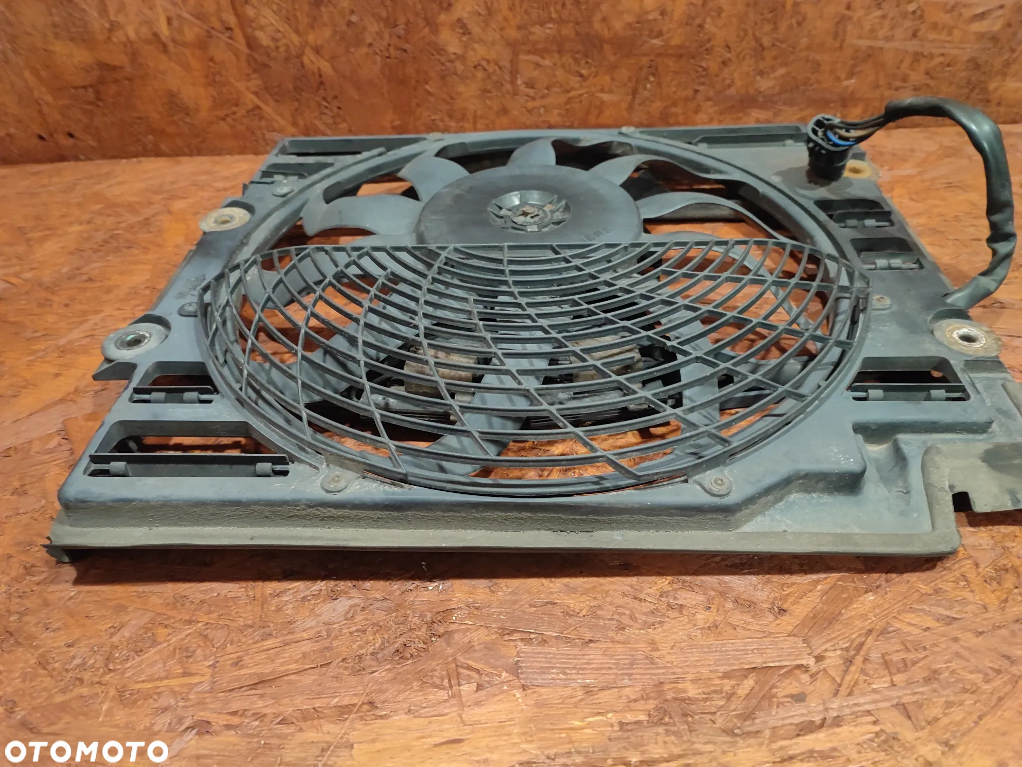 BMW E39 ORYGINALNY WENTYLATOR KLIMATYZACJI / ELEKTRYCZNY WIATRAK 4 PINY CHŁODNICY KLIMY O NR. 64 54 6 919 058 / 64 54 8 373 003  / 64 50 6 908 031 /  64 54 6 921 396 OEM SPRAWNY W 100% - 3