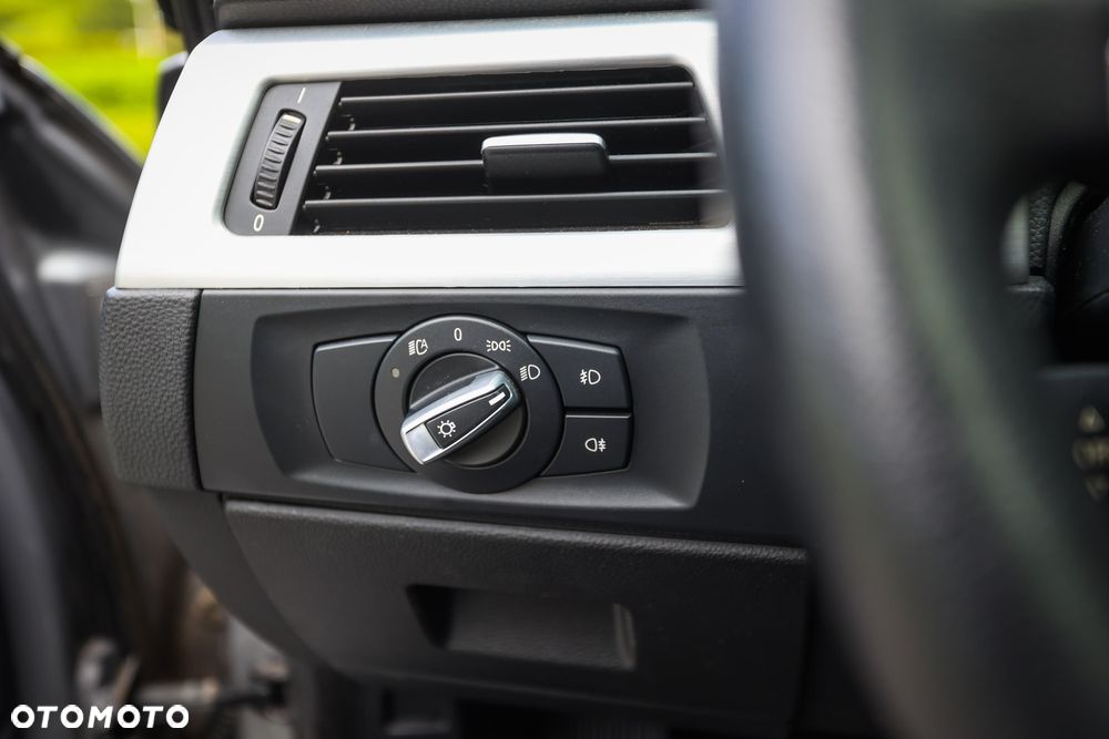 BMW Seria 3 320d xDrive DPF - 32