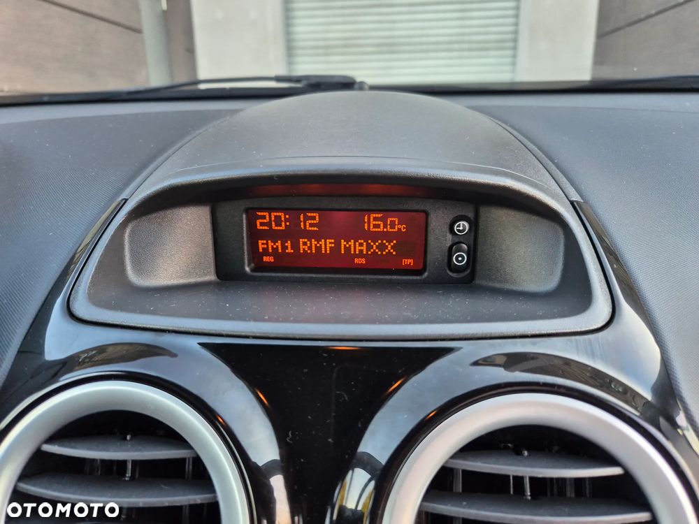 Opel Corsa 1.4 16V Innovation - 32