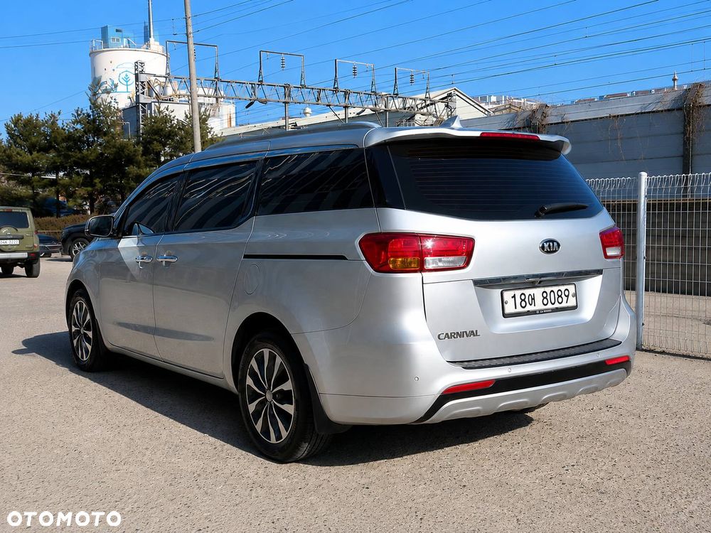 Kia Carnival - 2