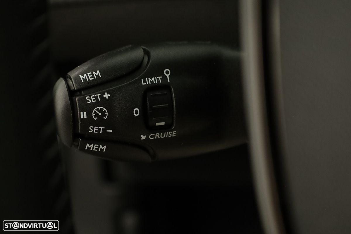 Peugeot 2008 1.2 PureTech Allure - 16