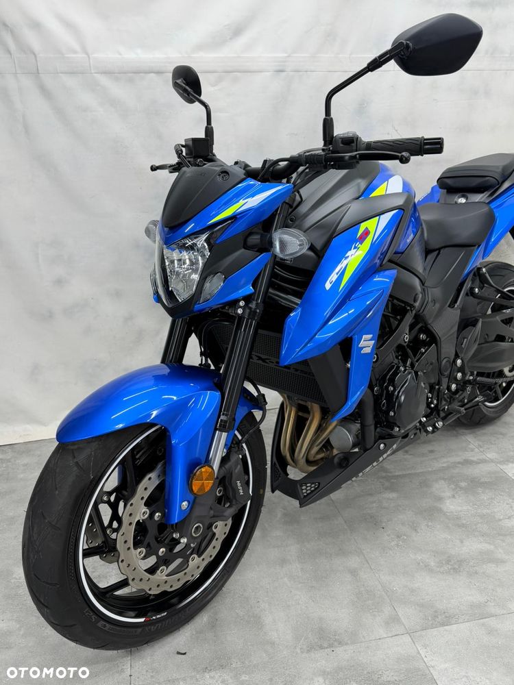 Suzuki GSX - 22