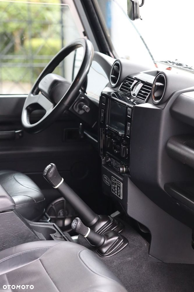 Land Rover Defender 90 2.2 TD4 E - 32