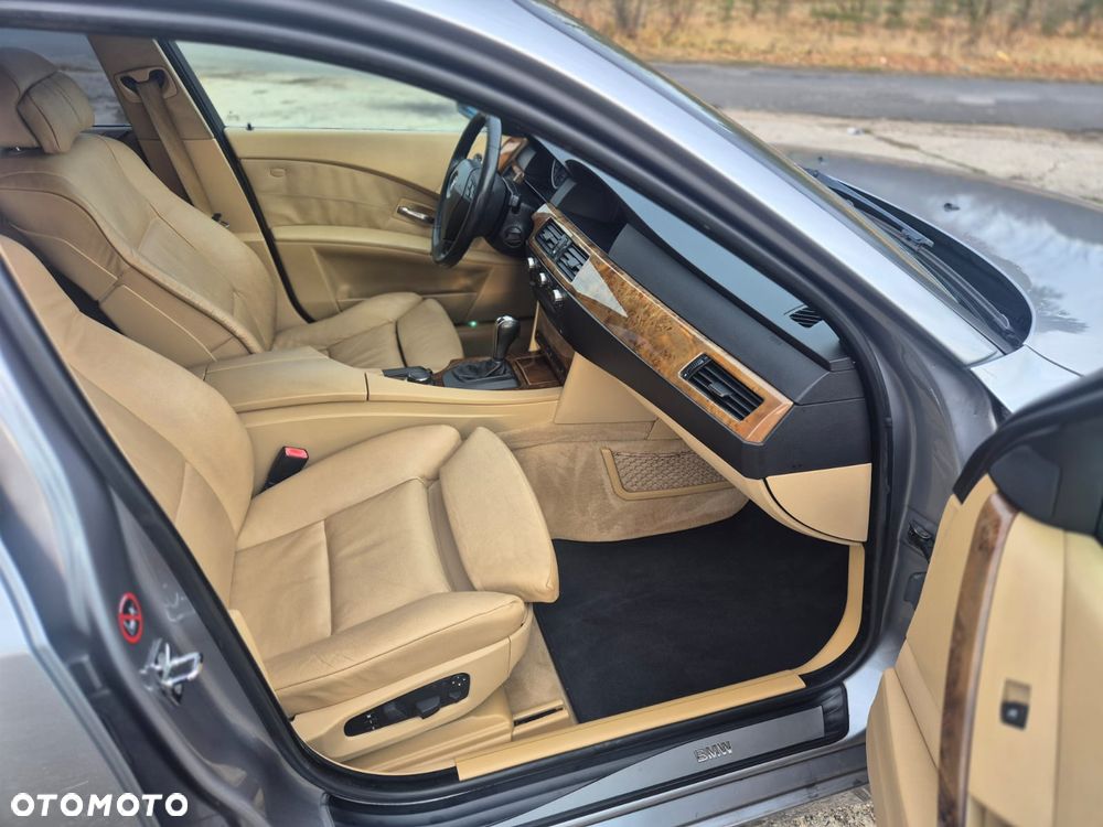 BMW Seria 5 525xi - 23