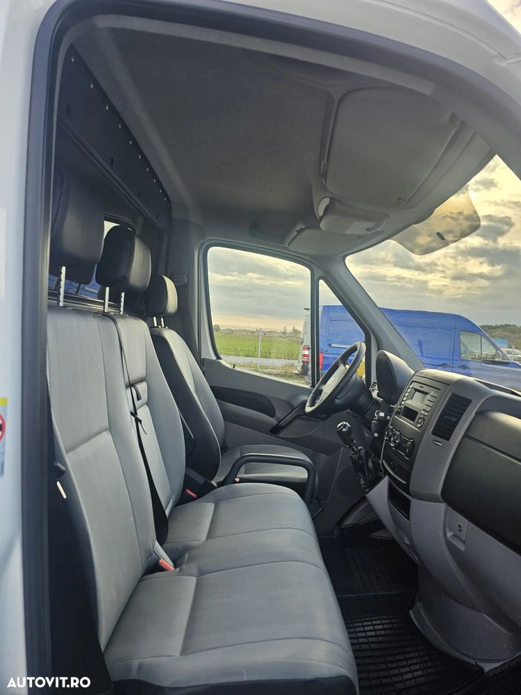 Volkswagen Crafter 2.0 TDI An 2016 Climă Pilot Automat Senzori de parcare Talpă de urcare spate - 6