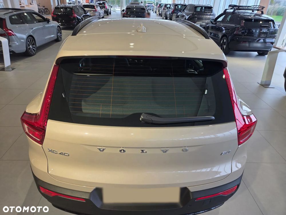 Volvo XC 40 B4 Plus Black Edition - 17