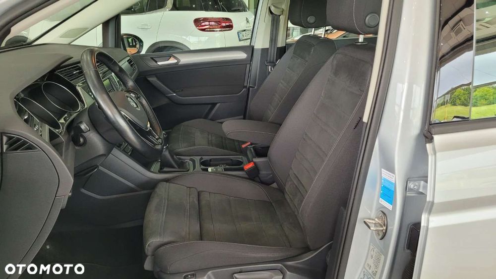 Volkswagen Touran - 12