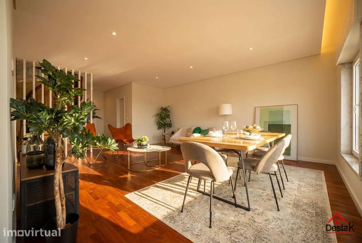 T3+1 DUPLEX Totalmente Renovado com Dois Pátios e Excelentes Áreas - Grande imagem: 3/31