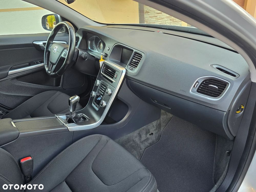 Volvo V60 D4 Momentum - 24