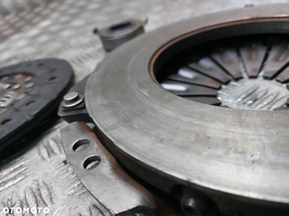 SPRZĘGŁO TARCZA + DOCISK + ŁOŻYSKO OPOROWE TOYOTA RAV4 II LIFT 2.0 D4D - 6