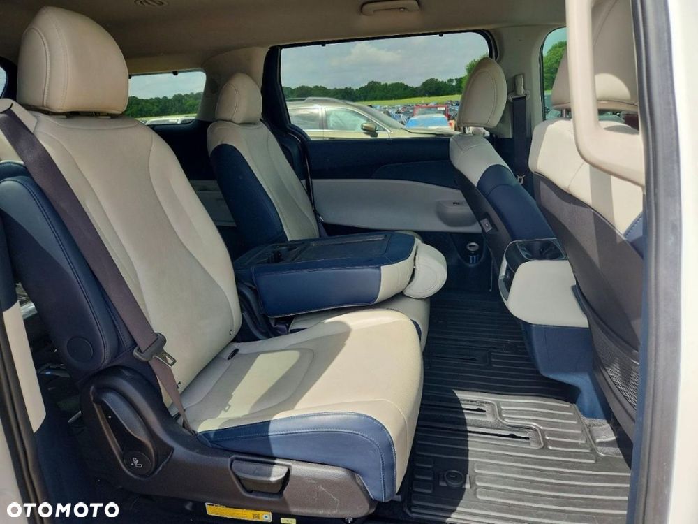 Kia Carnival - 10