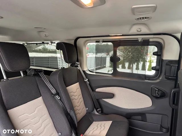 Ford Tourneo Custom - 19