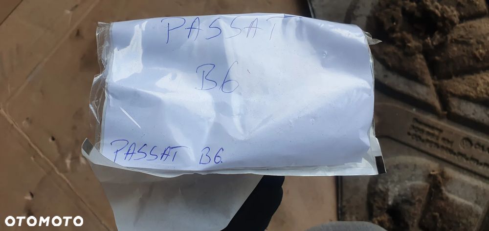 Wygłuszenie maski podbitka spinki VW Passat B6 3C0863831 - 9