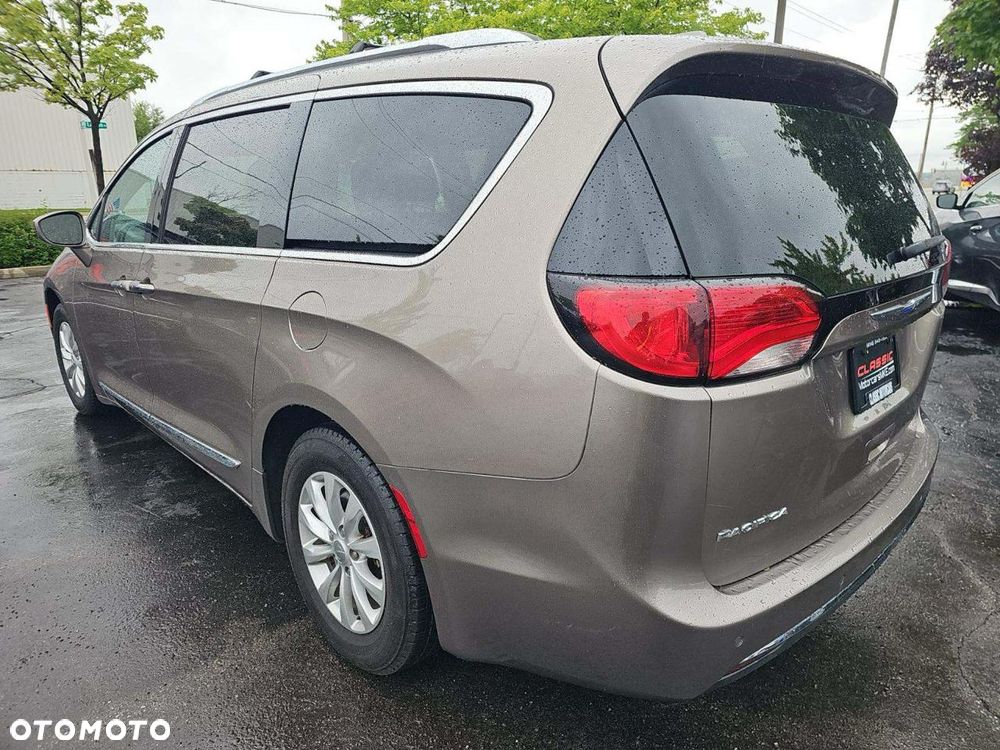 Chrysler Pacifica - 5