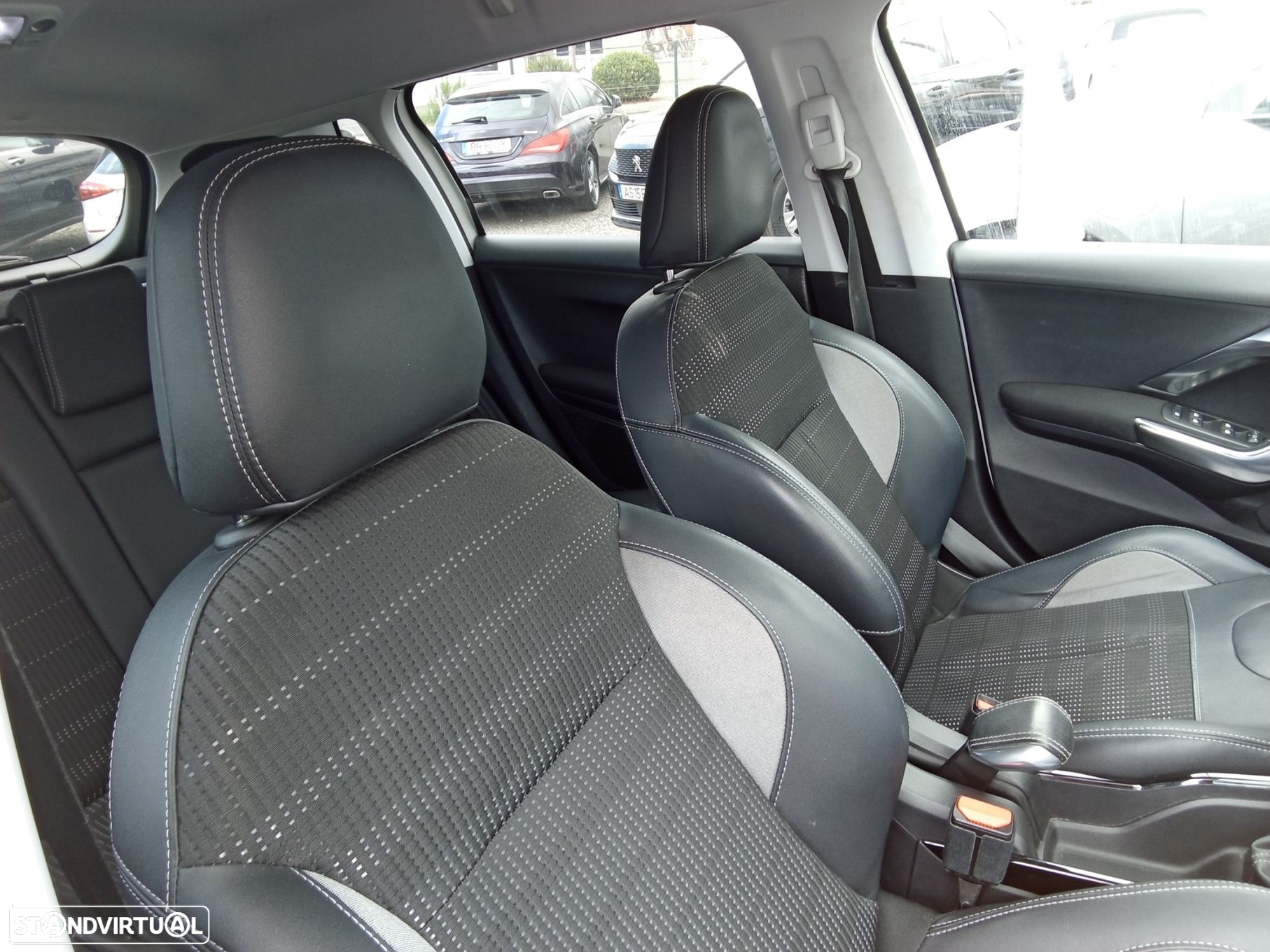 Peugeot 2008 1.2 VTi Active - 25