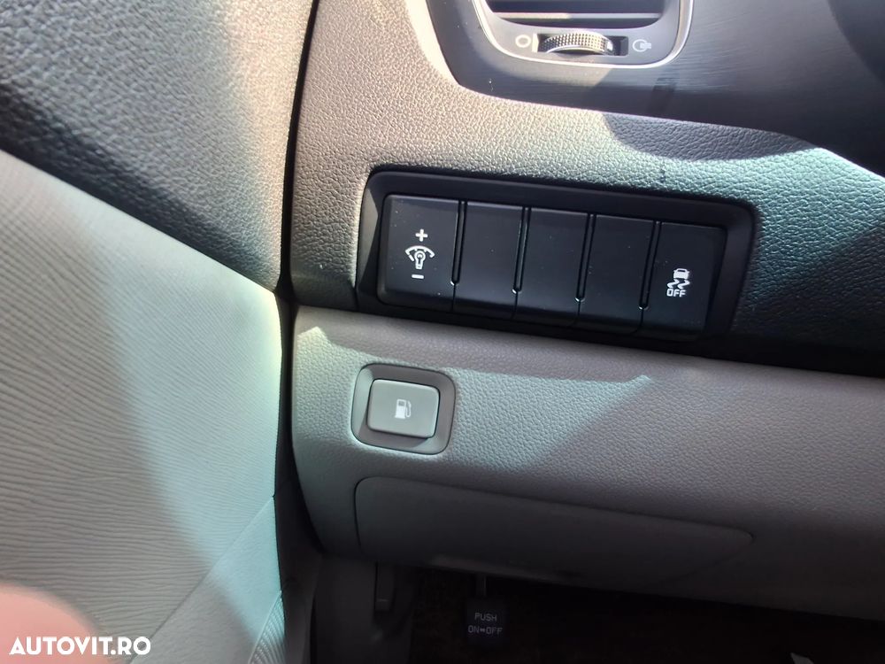 Kia Carnival - 17