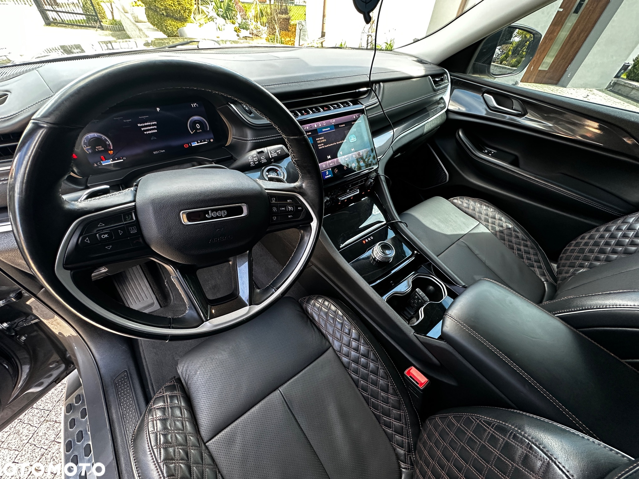 Jeep Grand Cherokee - 24