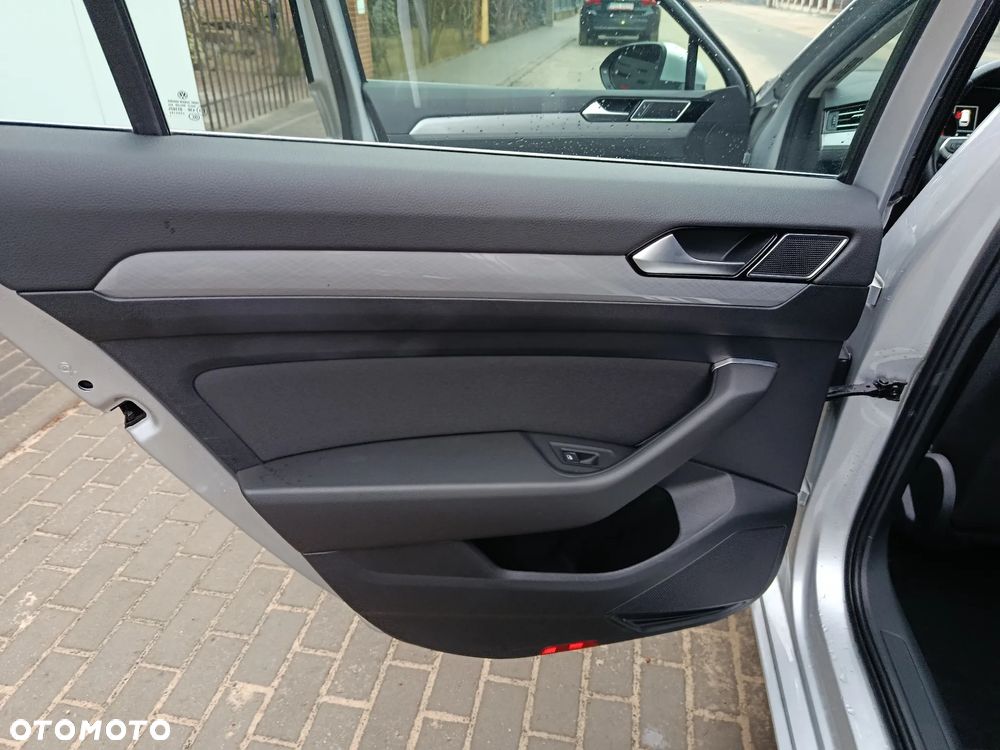 Volkswagen Passat 2.0 TDI SCR DSG - 37