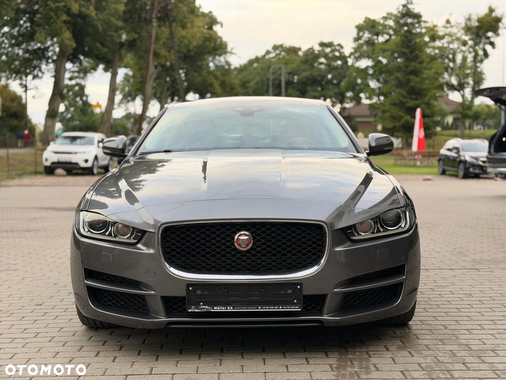 Jaguar XE 2.0 D Portfolio - 4